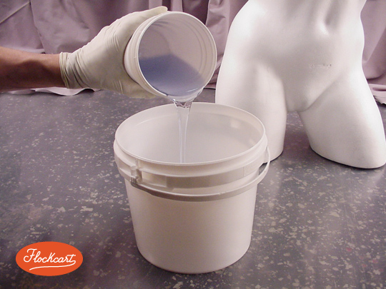 Dopo averlo ben miscelato, versiamo il composto Cristal&Mill Tixo in un recipiente asciutto e pulito
 