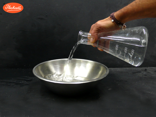 Versiamo dell'acqua in un recipiente asciutto e pulito 