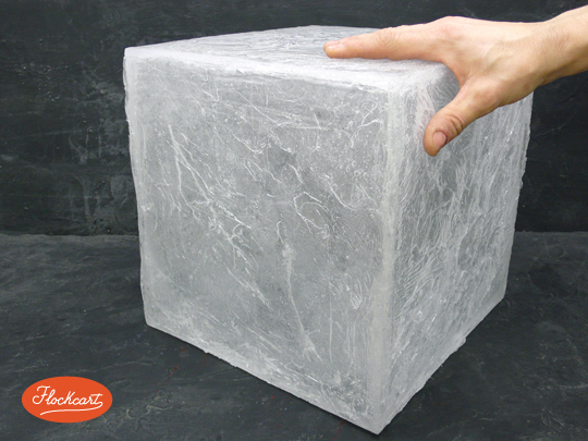 Big Ice Cube è un cubo di finto ghiaccio di 30 cm. per lato 