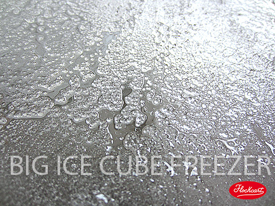 su due lati opposti di ogni Big Ice Cube Freezer l'effetto ghiaccio viene applicato in modo meno materico, quasi di ghiaccio in fase di liquefazione per favorire l'appoggio a terra, la sovrapponibili e l'appoggio di oggetti. 